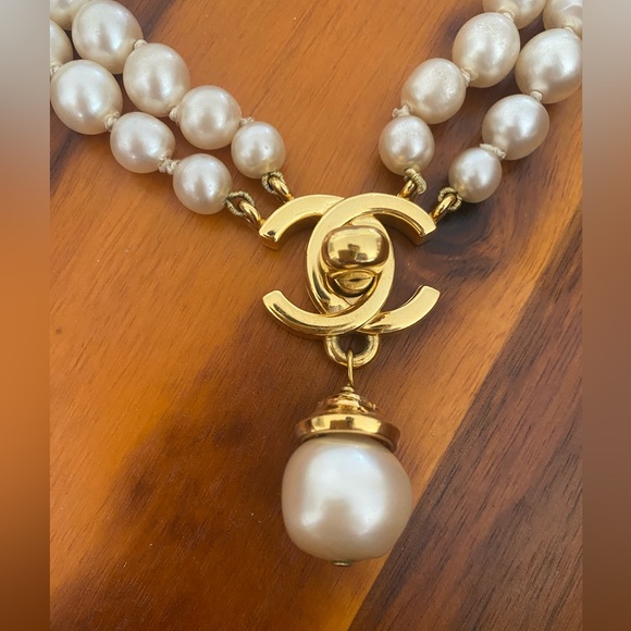 Chanel Vintage Pearl Double Stranded Turnlock Necklace ❌no offer or trade❌ - Picture 3 of 16